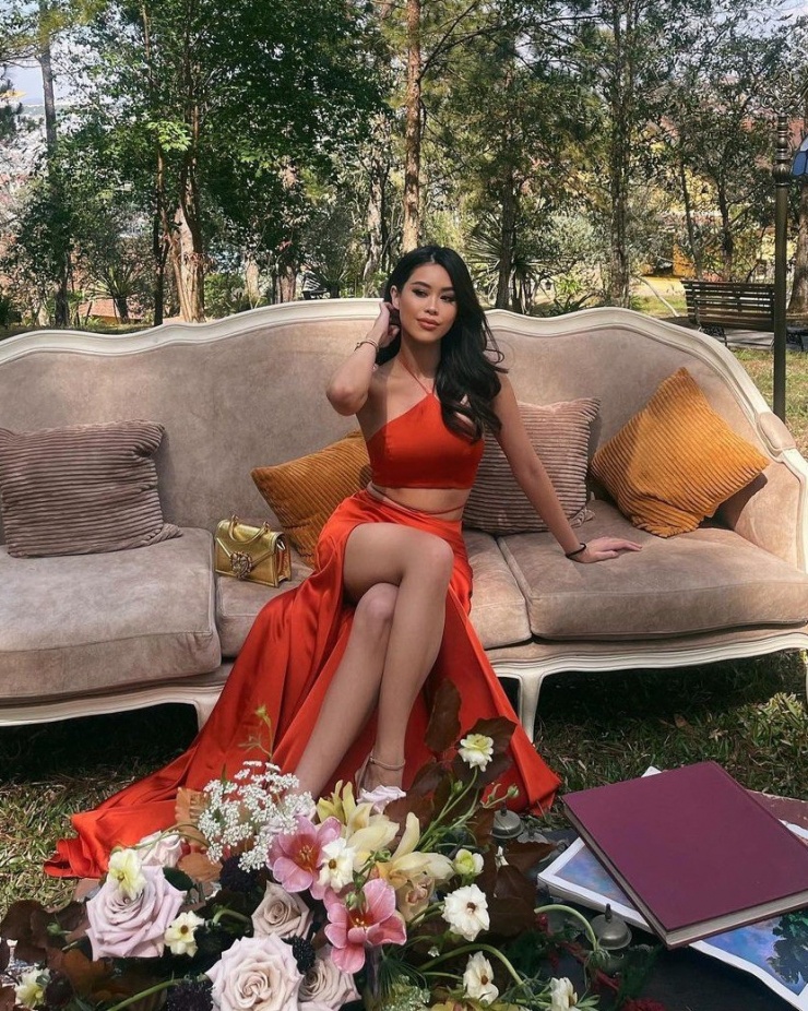 Tiên Nguyễn từng gây chú ý khi mặc đầm hở eo, xẻ đùi cao đến dự đám cưới Kathy Uyên hồi 2023.