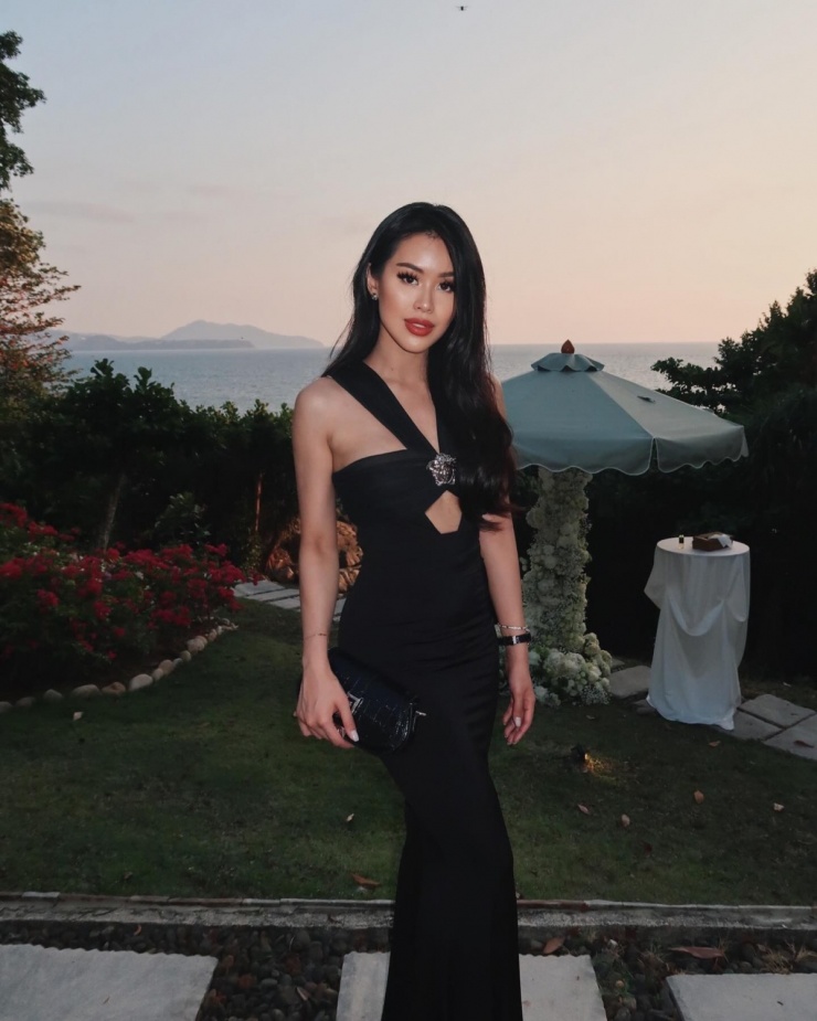 Hot girl tôn body qua chiếc đầm ôm cut-out ở vai, ngực trong đám cưới một người bạn.