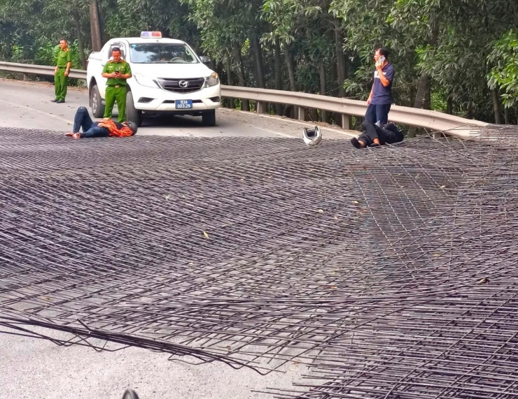 Theo thông tin ban đầu, giữa trưa cùng ngày, xe đầu kéo lưu thông trên đường Thủ Biên – Đất Cuốc (TPHCM). Khi xe lên cầu Thủ Biên, đến đoạn ôm cua thuộc địa phận tỉnh Đồng Nai, hàng chục tấm sắt thép công trình lao xuống đường.