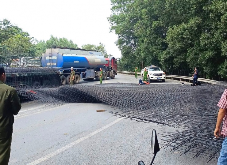 Chiều 3/12, Công an tỉnh Đồng Nai đang xử lý hiện trường vụ nhiều tấm thép trên xe đầu kéo lao xuống đường, làm hai người bị thương, vừa xảy ra trên địa bàn.