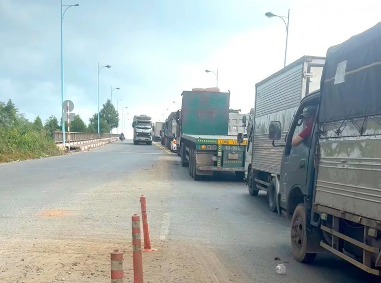 Vụ việc khiến giao thông qua khu vực gặp khó khăn, phương tiện ùn ứ.