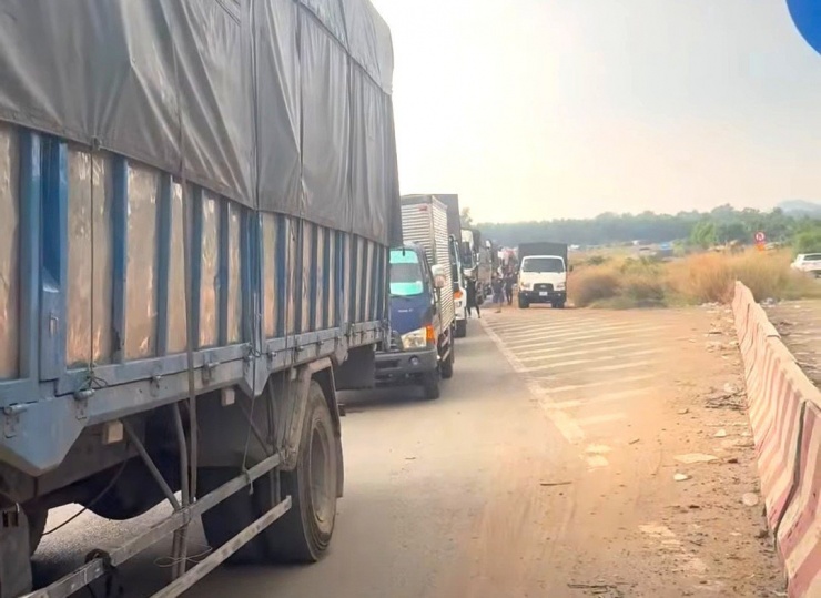 Ngay sau khi xảy ra vụ việc, lực lượng công an địa phương nhanh chóng có mặt tại hiện trường, tổ chức điều tiết giao thông.