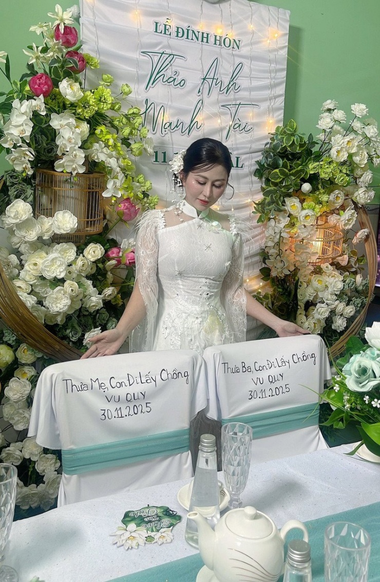 Hai chiếc ghế cô dâu Thảo Anh dành riêng cho cha mẹ đã khuất&nbsp;&nbsp;