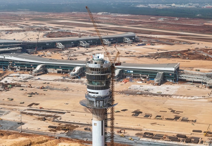 Tháp không lưu được coi là "bộ não" của cả sân bay Long Thành, cao 123 m, diện tích xây dựng khoảng 80m2, đường kính thân 10m, lắp radar trên đỉnh.