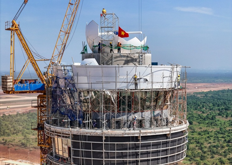 Đây là công trình tháp điều hành bay cao nhất trong khu vực, đảm bảo tầm quan sát toàn bộ đường băng, đường lăn và sân đỗ.