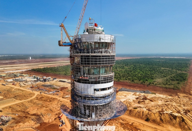 Theo thiết kế, tầng cabin tháp kiểm soát có dạng hình tròn, không gian rộng rãi trang bị đầy đủ hệ thống thiết bị hiện đại phục vụ quản lý bay với đường kính khoảng 14 m, diện tích sàn 160 m2.