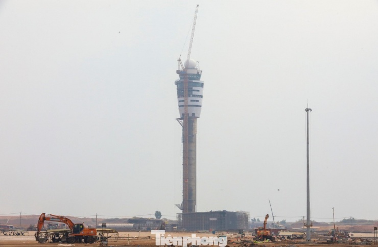 Hiện nay, tháp không lưu - hạng mục trọng điểm của dự án đã hoàn thành phần kết cấu xây dựng. Ban quản lý dự án sân bay Long Thành và Công ty Quản lý bay miền Nam đang tích cực phối hợp với các nhà thầu nước ngoài lắp đặt hệ thống thiết bị chuyên ngành quản lý bay, bảo đảm sẵn sàng cho chuyến bay kỹ thuật dự kiến vào ngày 15/12.