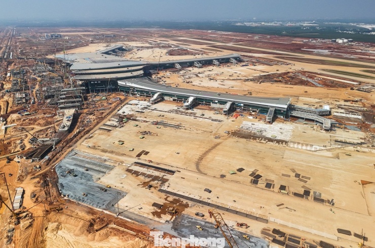 Tháp không lưu cùng với đường băng, nhà ga hành khách đang hoàn thiện được xem là bước chuẩn bị quan trọng để sân bay Long Thành kịp khai thác giai đoạn 1 vào năm 2026.