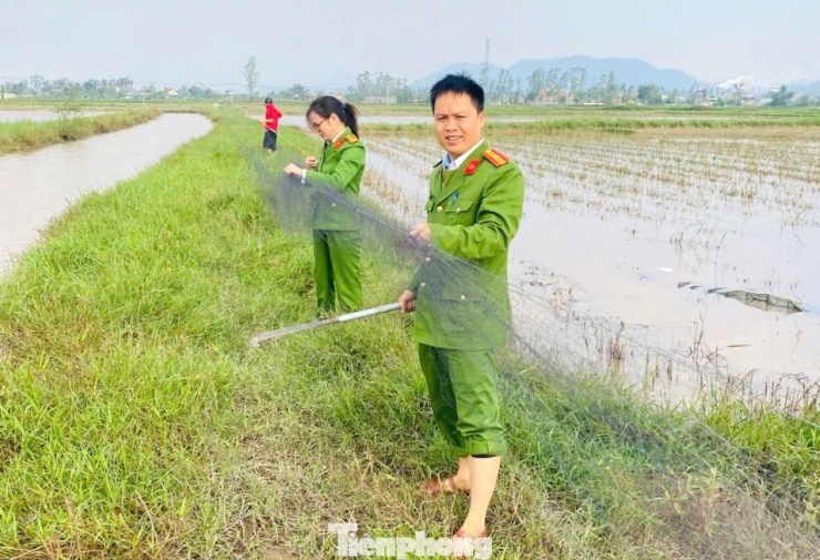 Cụ thể, Công an xã Hưng Nguyên đã thiết lập đường dây nóng, tiếp nhận thông tin, tố giác của người dân về các hành vi vi phạm; phối hợp tuyên truyền để nâng cao nhận thức người dân. Tổ chức cho các nhà hàng và tiểu thương tại các chợ dân sinh ký cam kết không săn bắt, giết mổ, buôn bán, vận chuyển, tàng trữ, tiêu thụ động vật hoang dã, chim hoang dã, chim di cư.