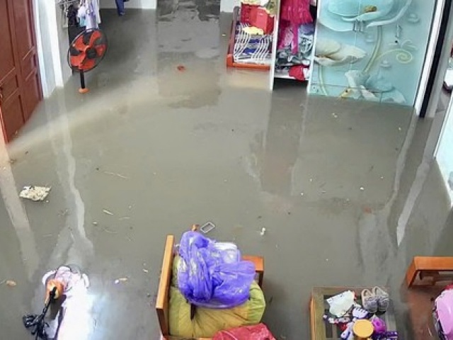 Mưa lớn trong đêm, nước dâng ngập nhà ở khu vực Bà Rịa - Vũng Tàu cũ