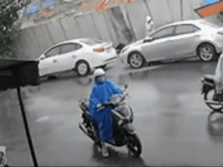 Khoảnh khắc hố sâu 'nuốt chửng' hai ôtô và một công nhân ở Đà Nẵng