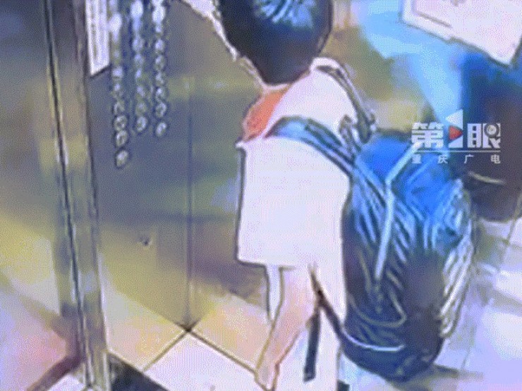 Bé trai 11 tuổi bình tĩnh xử lý sự cố thang máy rơi