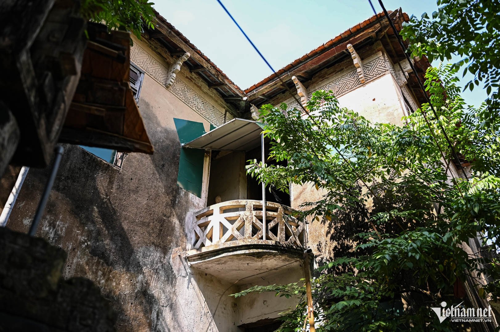 Ngôi nhà của gia đình anh Trần Đình Thông (47 tuổi) từng là biệt thự rất bề thế trong ngôi làng, mang đặc trưng kiến trúc Pháp. Ảnh: Nguyễn Huy