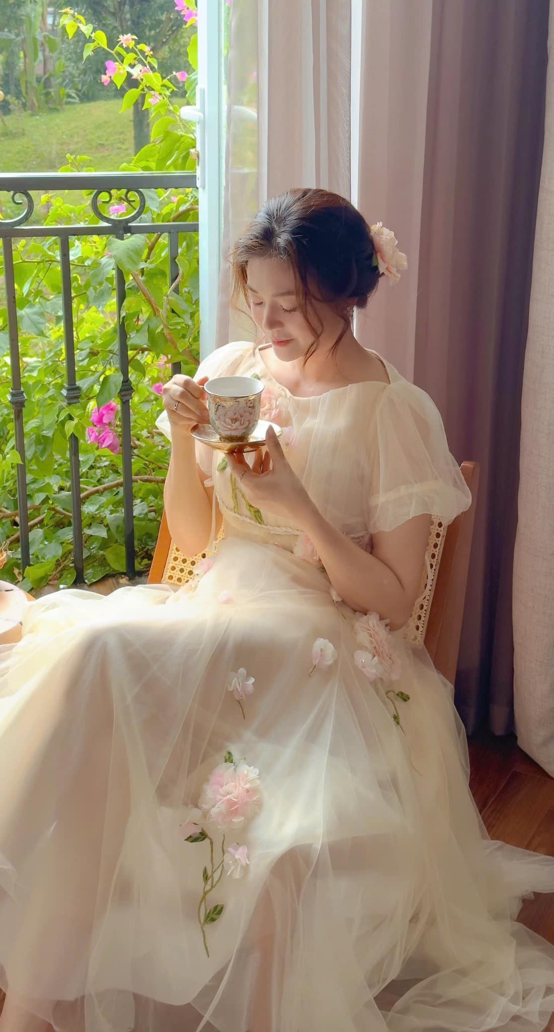 Trong phim, NSƯT Kiều Anh vất vả tảo tần lo cho gia đình nhưng thực tế ngoài đời cô có nhan sắc lẫn cuộc sống như "nàng thơ". Ở tuổi U50 nhưng nhan sắc của nữ nghệ sĩ vẫn xinh đẹp và trẻ trung.