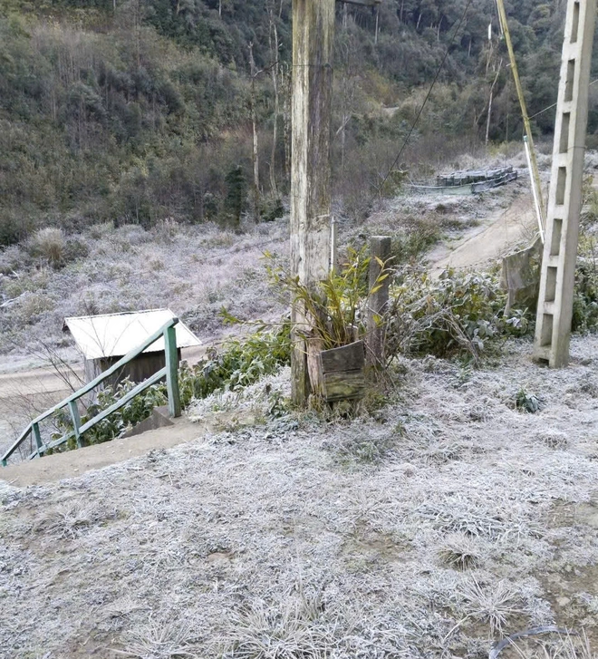 Sương mù phủ trắng quốc lộ, băng giá xuất hiện ở vùng biên Nghệ An - 2