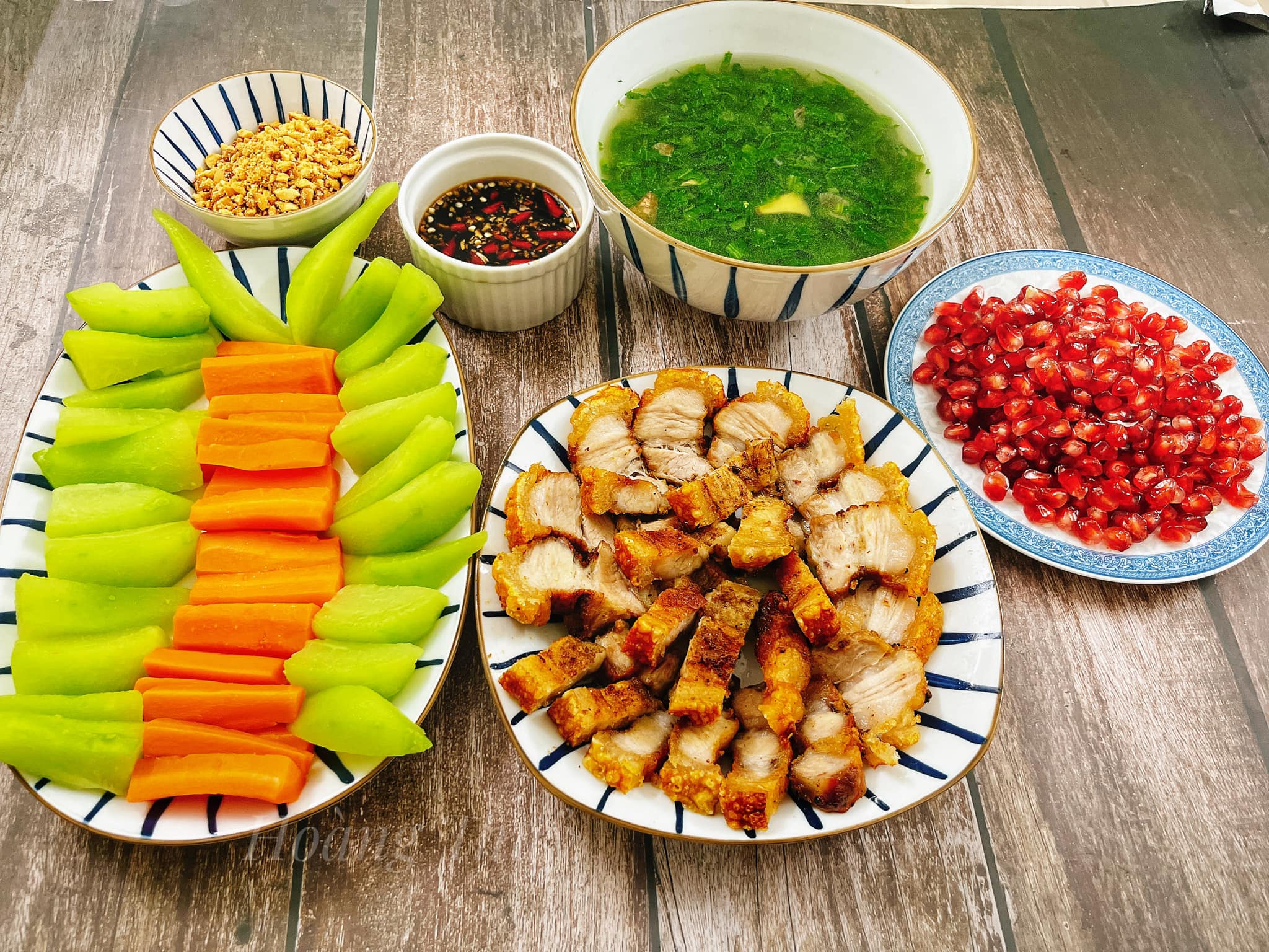 Thịt quay giòn bì - Canh cải - Rau củ luộc châm muối lạc - Lựu