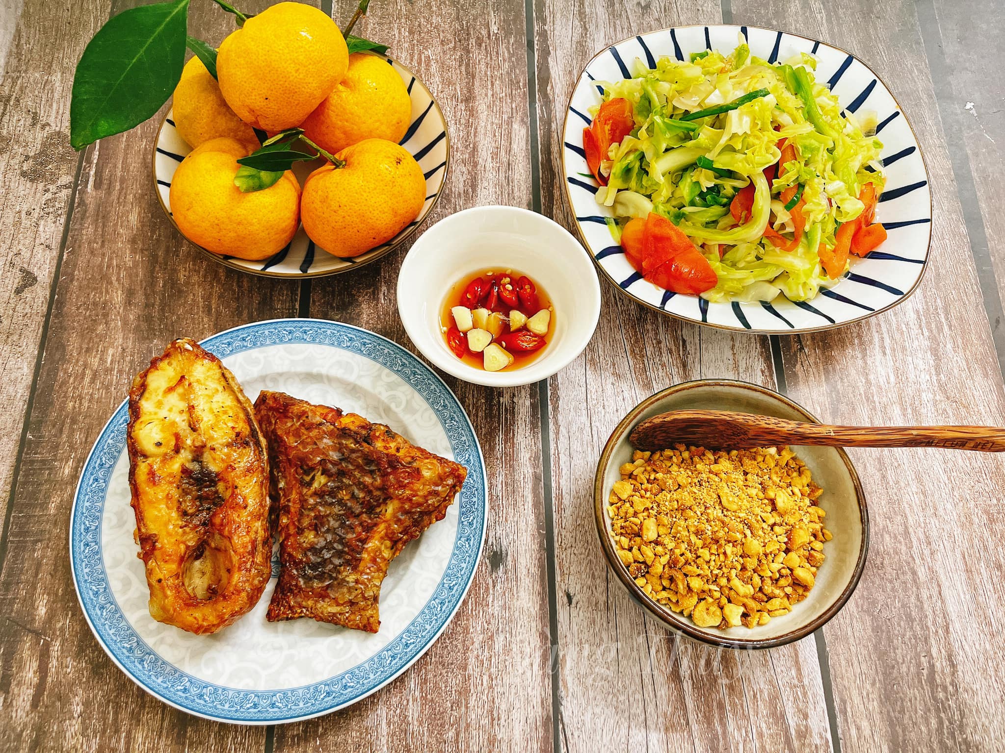 Cá chiên - Bắp cải xào cà chua - Muối lạc - Quýt