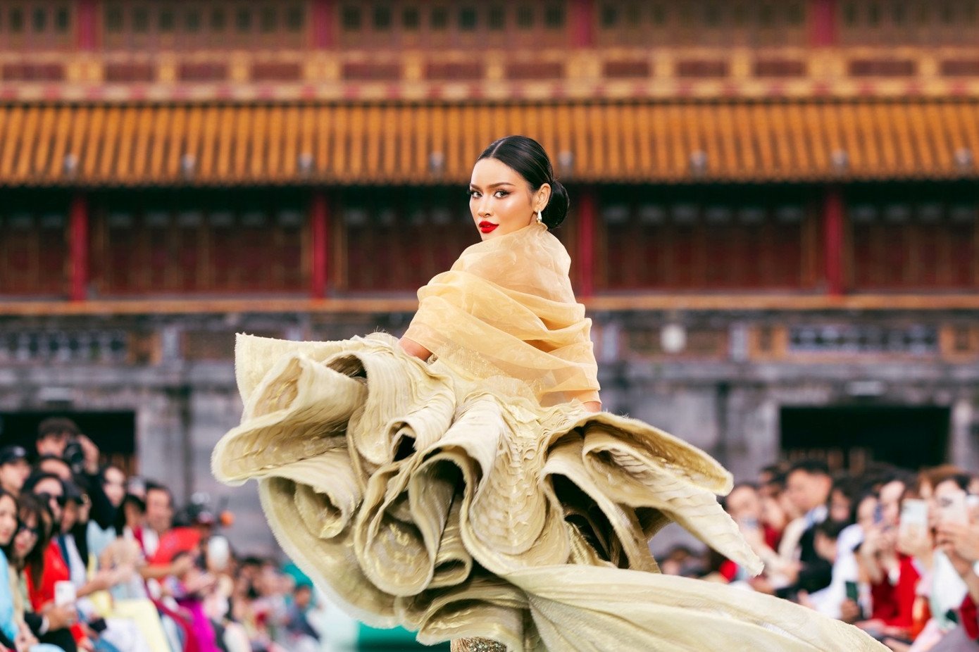 Hơn 70 người đẹp Miss Cosmo 2025 trình diễn thời trang tại Quảng trường Ngọ Môn - 12