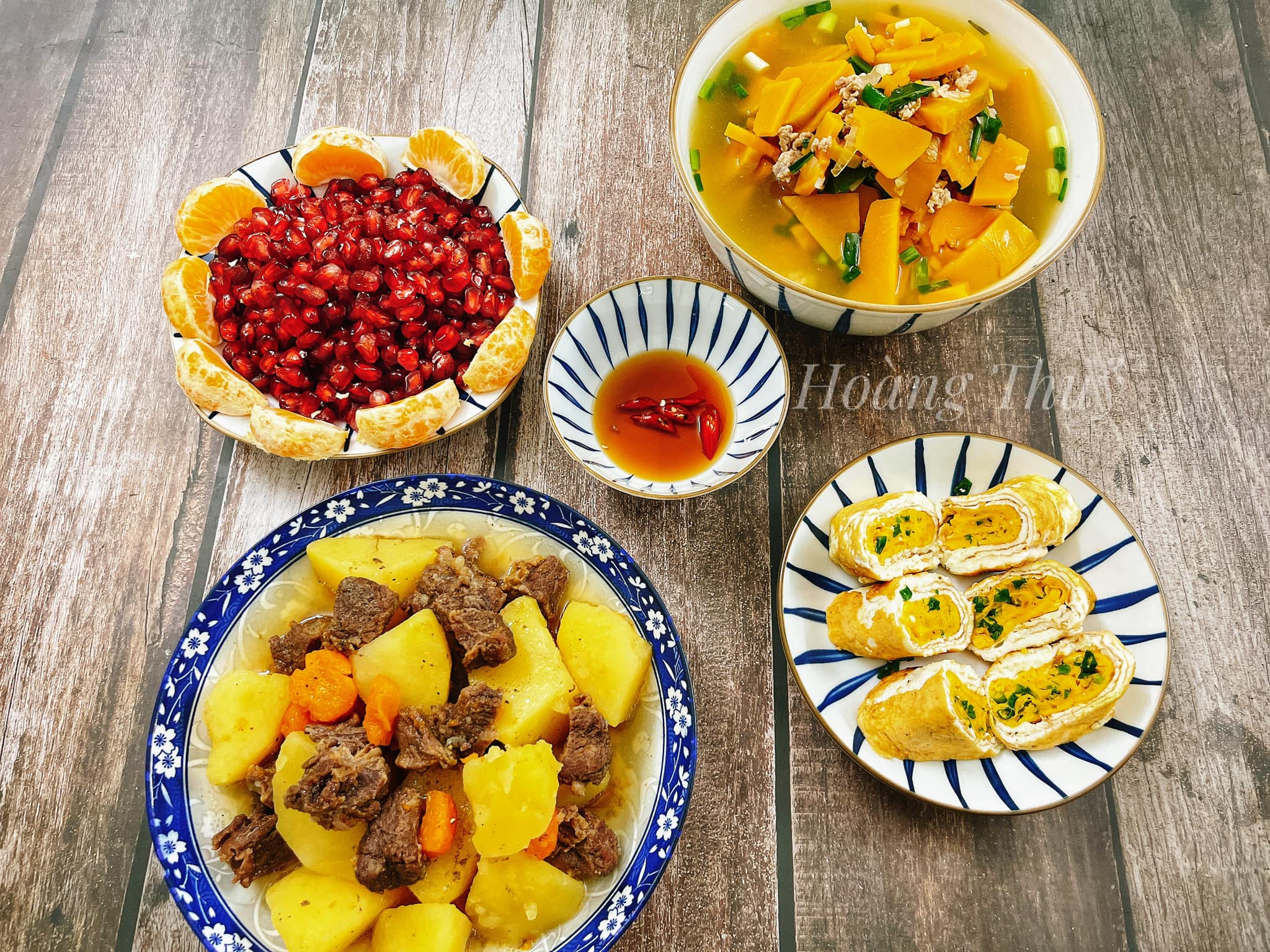 Bò hầm khoai tây, cà rốt - Canh bí - Trứng rán - Lựu, quýt
