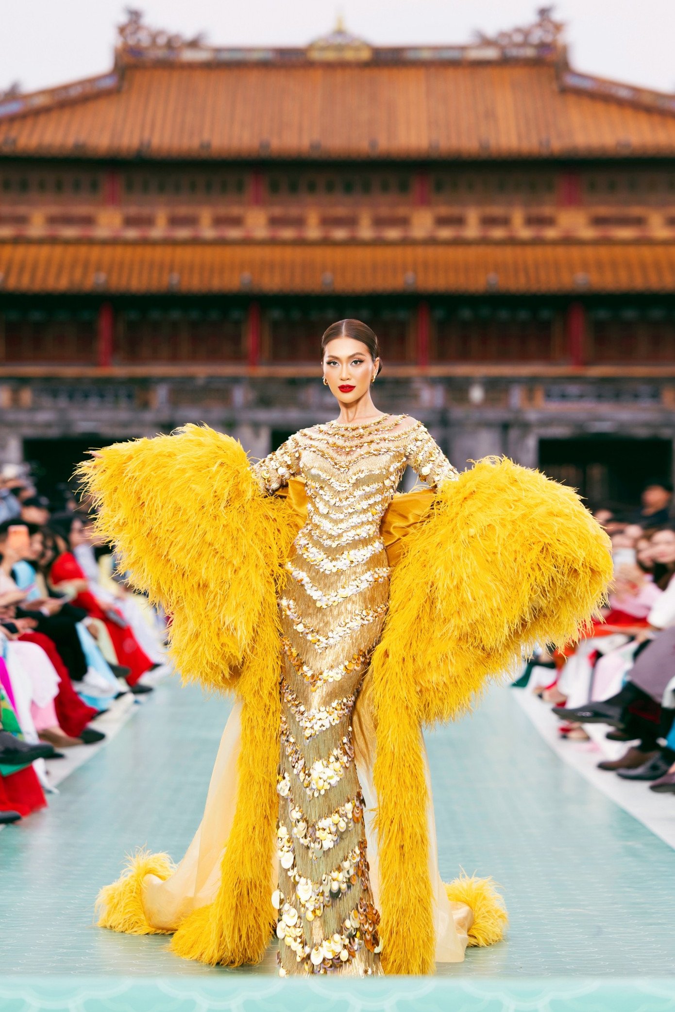 Hơn 70 người đẹp Miss Cosmo 2025 trình diễn thời trang tại Quảng trường Ngọ Môn - 13