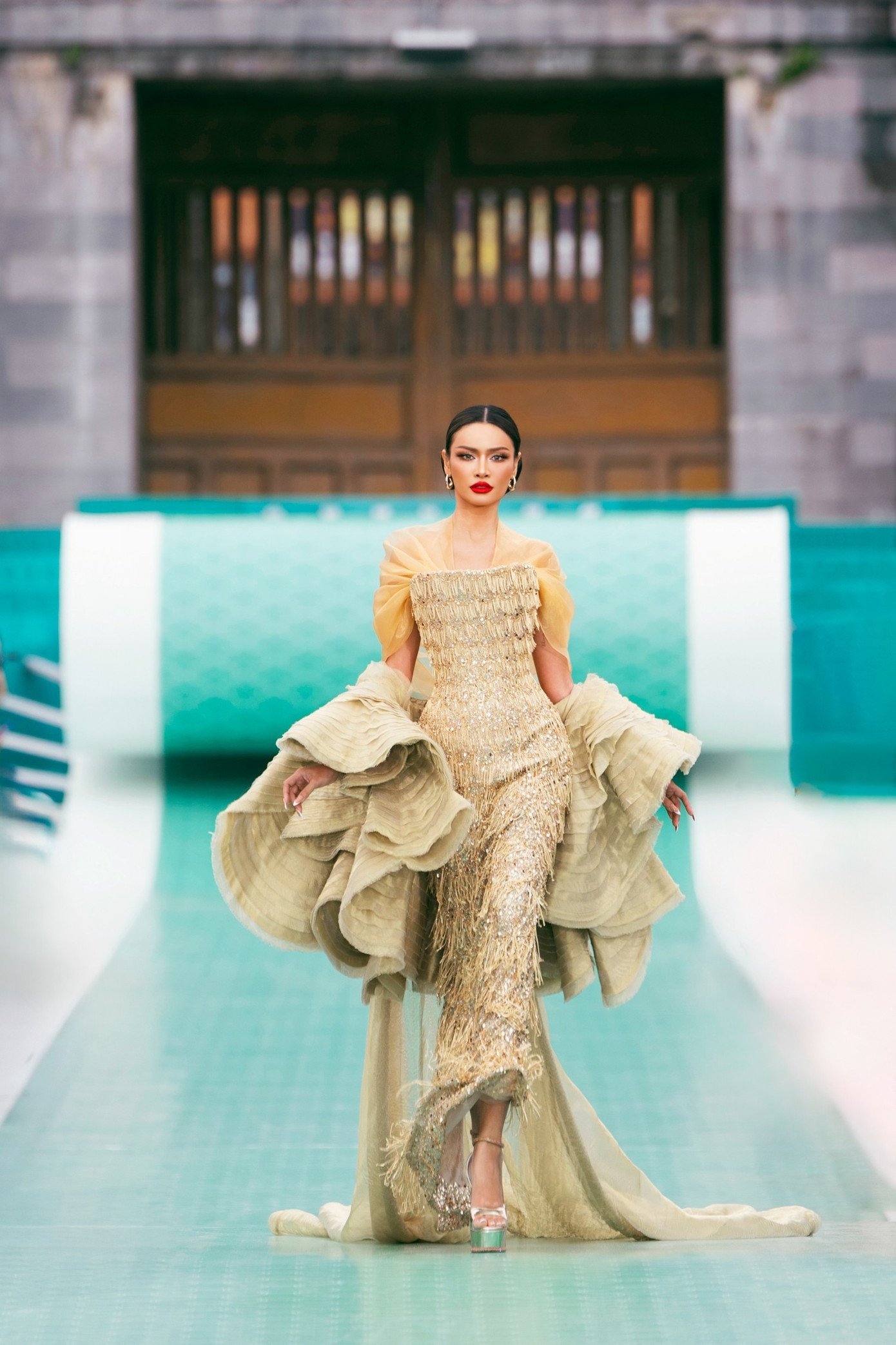 Hơn 70 người đẹp Miss Cosmo 2025 trình diễn thời trang tại Quảng trường Ngọ Môn - 14