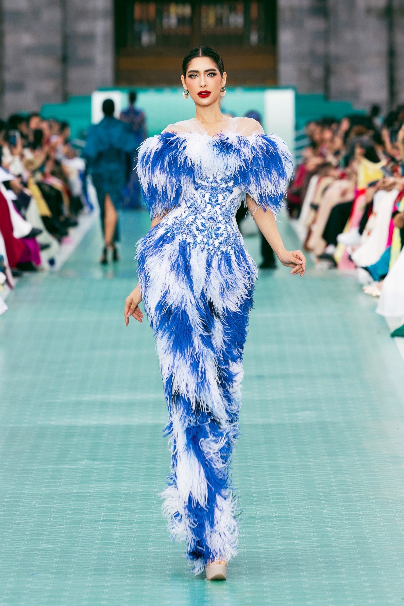 NTK Lê Thanh Hòa khéo léo chuyển tải hình ảnh tường thành rêu phong, mái ngói cổ kính, khung cửa chạm rồng phượng, cùng các giá trị thủ công truyền thống: Sơn mài, Pháp lam, thêu cung đình, tranh kính, hay trang phục truyền thống như áo Ngũ Thân, Nhật Bình. Tất cả được tái hiện qua kỹ thuật hiện đại, tạo nên một khúc giao hưởng đặc biệt giữa di sản và phong cách đương đại.