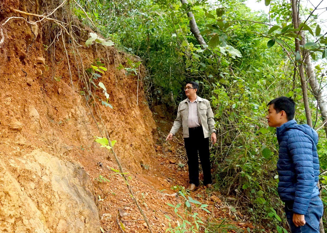Vết nứt dài hơn 30m trên quả đồi uy hiếp tính mạng người dân - 4