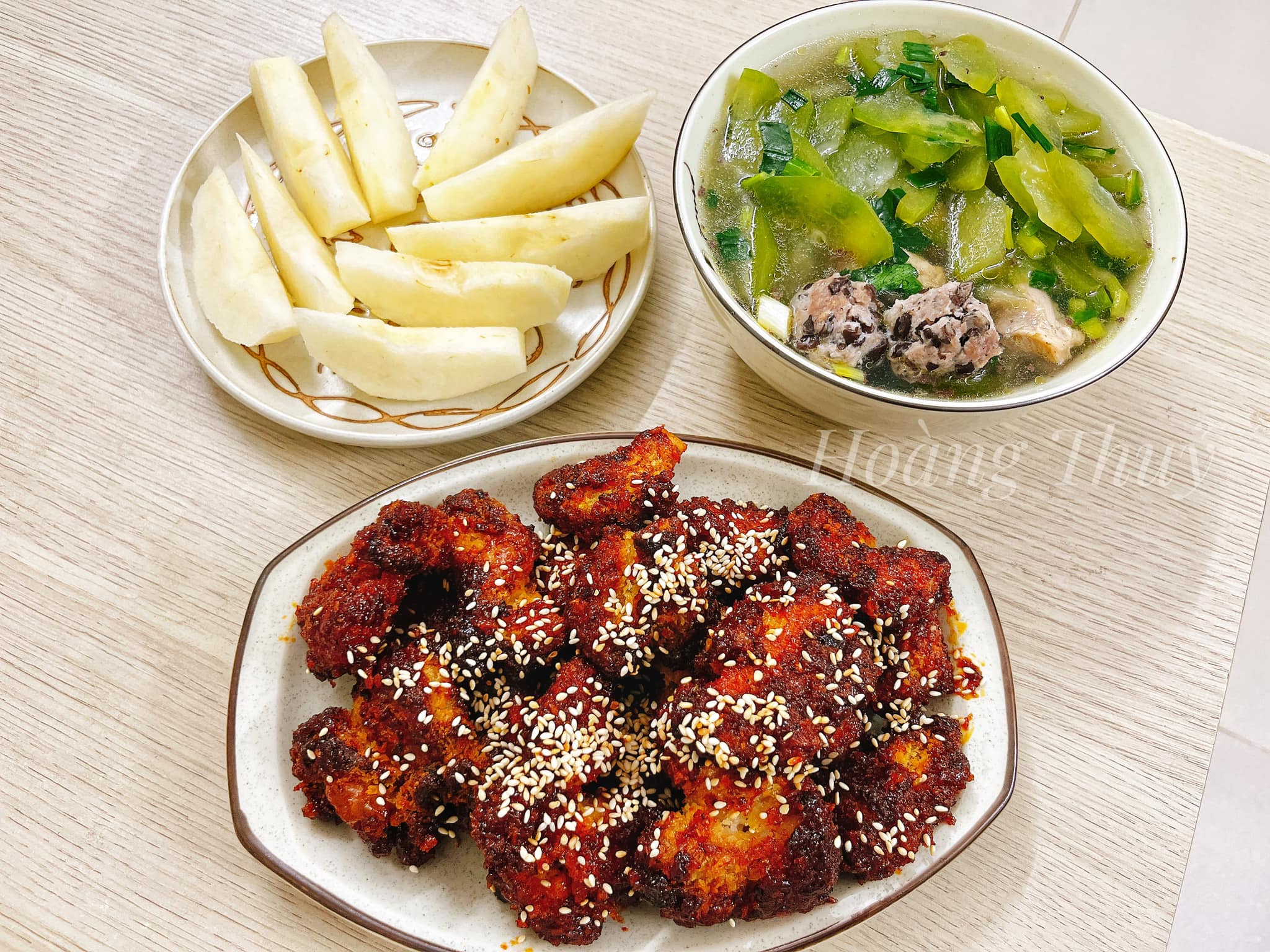 Gà chiên xốt cay ngọt - Canh bí xanh nấu mọc - Lê