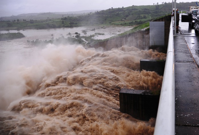 Thủy điện Sông Ba Hạ xả lũ với lưu lượng 16.100 m3/giây gây ngập nặng hạ lưu sông Ba. Ảnh: KHẢI MY