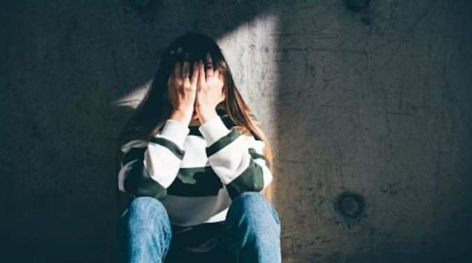 Nữ sinh bị phạt gập bụng vì đi học muộn. Ảnh minh họa: India Today