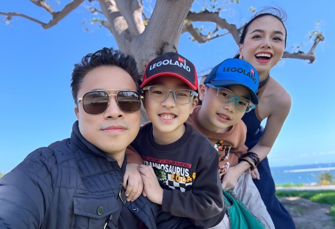 Vợ chồng Đinh Ngọc Diệp - Victor Vũ cùng hai con trai thăm gia đình ở Mỹ hồi tháng 7 năm nay. Ảnh: Nhân vật cung cấp