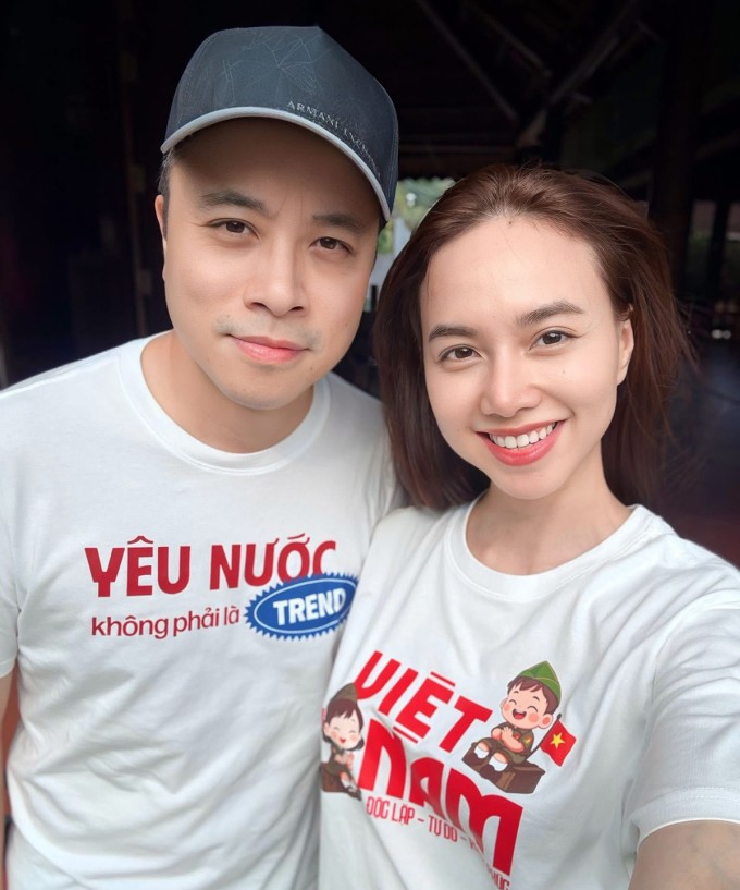 Vợ chồng nghệ sĩ diện áo đồng điệu trong dịp lễ Quốc khánh 2/9. Ảnh: Nhân vật cung cấp