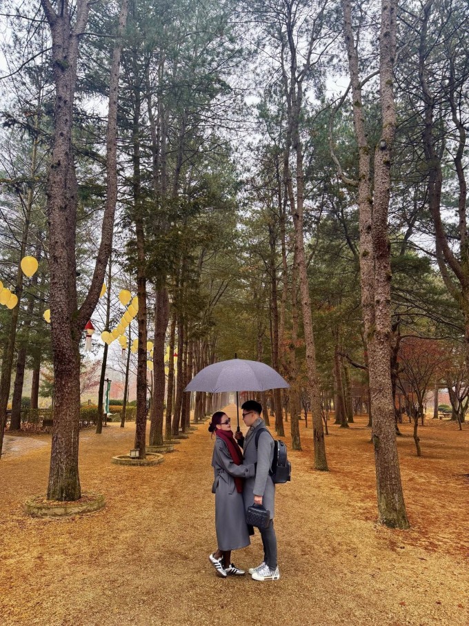 Hôm 27/11, cầu thủ Phạm Đức Huy quỳ gối cầu hôn MC Huyền Trang 'Mù Tạt' tại tháp Namsan, Seoul. Nữ MC cho biết Đức Huy khi ấy nói "Anh nghĩ một trong những quyết định sáng suốt nhất của cuộc đời anh là ở bên cạnh Tạt", rồi đeo nhẫn vào tay cô. Người đẹp cảm ơn bạn trai vì đã cố gắng làm tất cả để cả hai có hạnh phúc này.