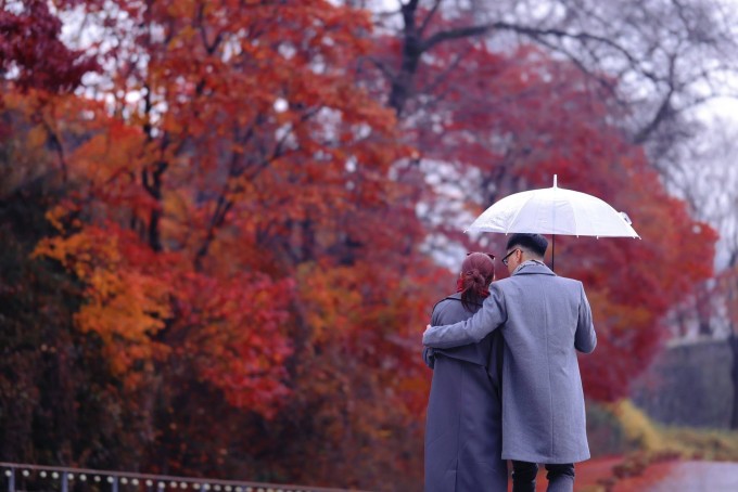 Đức Huy dìu bước Huyền Trang rời tháp Namsan sau khi cầu hôn thành công.