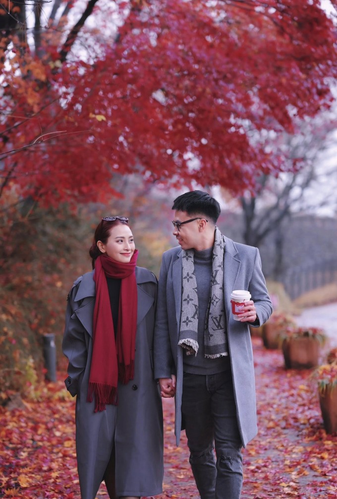 Trong loạt ảnh do Huyền Trang, Đức Huy luôn nắm chặt tay bạn gái. Cả hai cũng thể hiện sự gắn kết, đồng điệu bằng cách chọn trang phục ton sur ton.