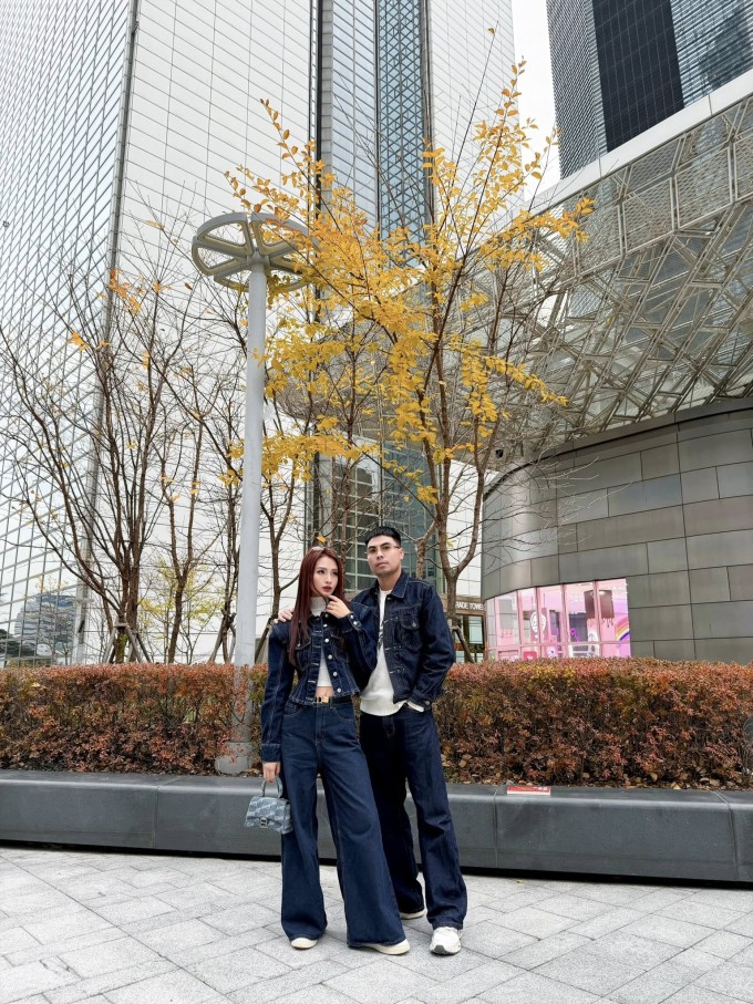 Mù Tạt từng đối mặt tin đồn là người thứ ba xen vào mối quan hệ của Đức Huy và người cũ. Thời điểm đó, nữ MC đáp: "Đó chỉ là thông tin một phía, thiếu bằng chứng. Tôi sẽ nói khi cần". Còn Đức Huy cho biết: "Ai đồn thì kệ, đúng sai bọn mình tự biết".