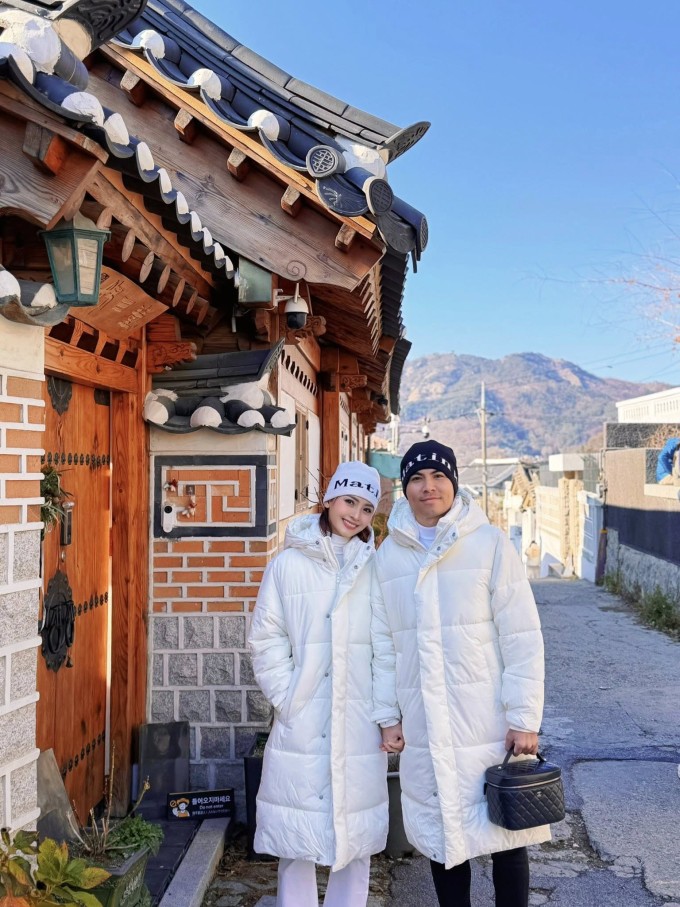 Cặp 'trai tài gái sắc' diện áo, mũ đôi xuống phố.