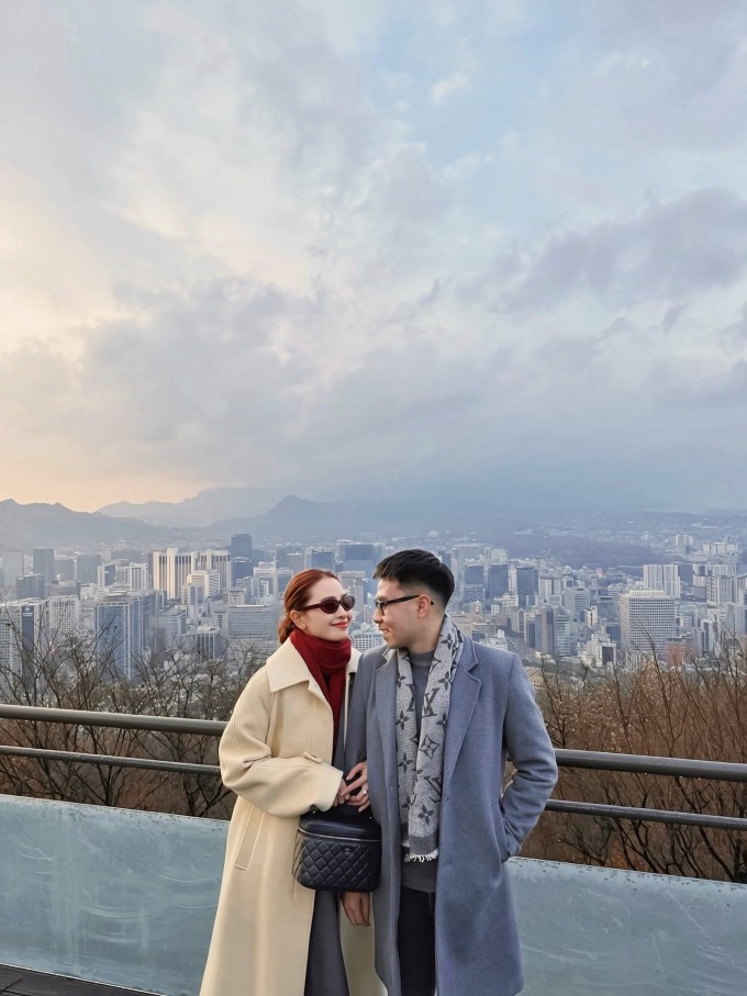 Huyền Trang và Đức Huy bắt đầu tìm hiểu nhau cuối năm ngoái, bị fan phát hiện nhiều dấu hiệu hẹn hò từ Tết Nguyên đán và công khai tình yêu dịp 8/3. Từ đó, Huyền Trang - Đức Huy thoải mái bày tỏ tình cảm, chia sẻ những khoảnh khắc hạnh phúc bên nhau trên trang cá nhân của cả hai.