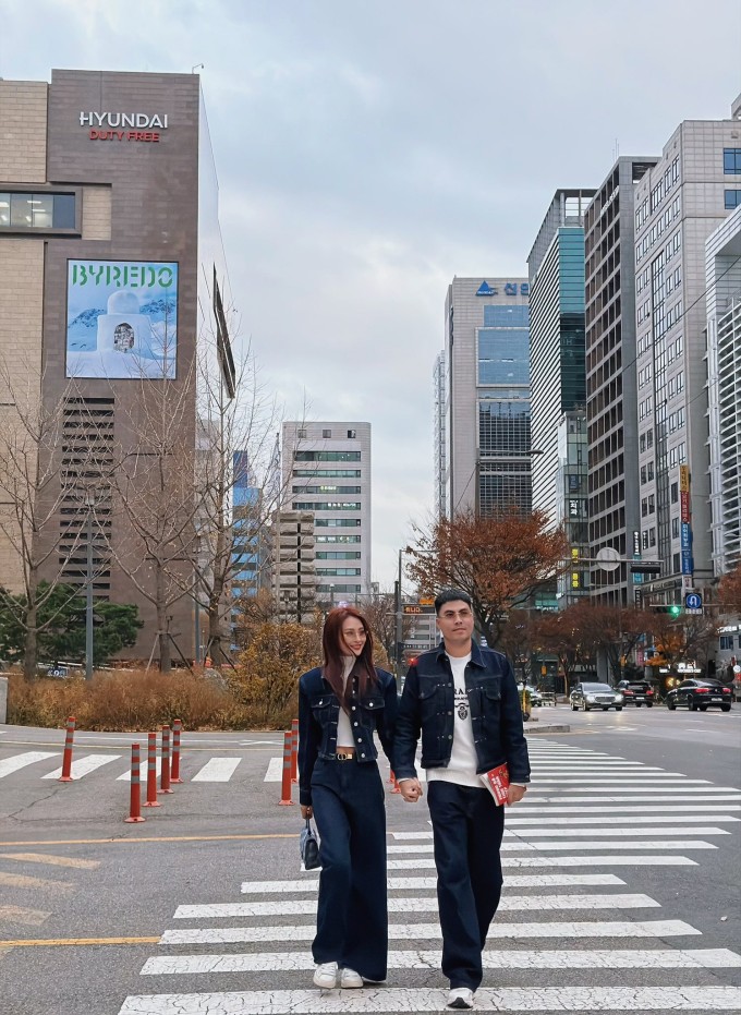 Trong một buổi hẹn hò khác, anh diện 'cây' jean đồng điệu với vị hôn thê.