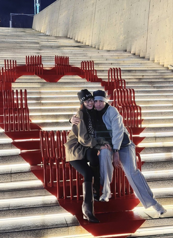 Huyền Trang tiết lộ cô và Đức Huy quen nhau qua mạng xã hội. Cô là người chủ động nhắn cho Đức Huy hồi tháng 4/2020 để mời anh tham gia một chương trình. Tuy nhiên, tiền vệ người Hải Dương bận công việc tại CLB nên không thể tham gia.