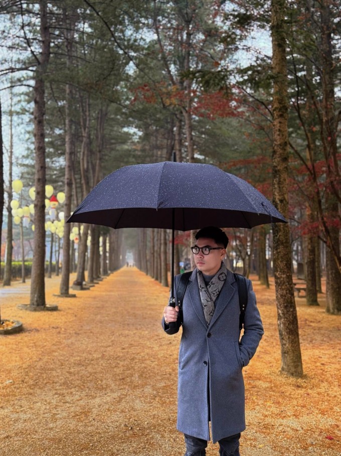 Tiền vệ người Hải Dương phối áo măng-tô tối màu với khăn Louis Vuitton khi dạo chơi trong ngày đông giá rét.