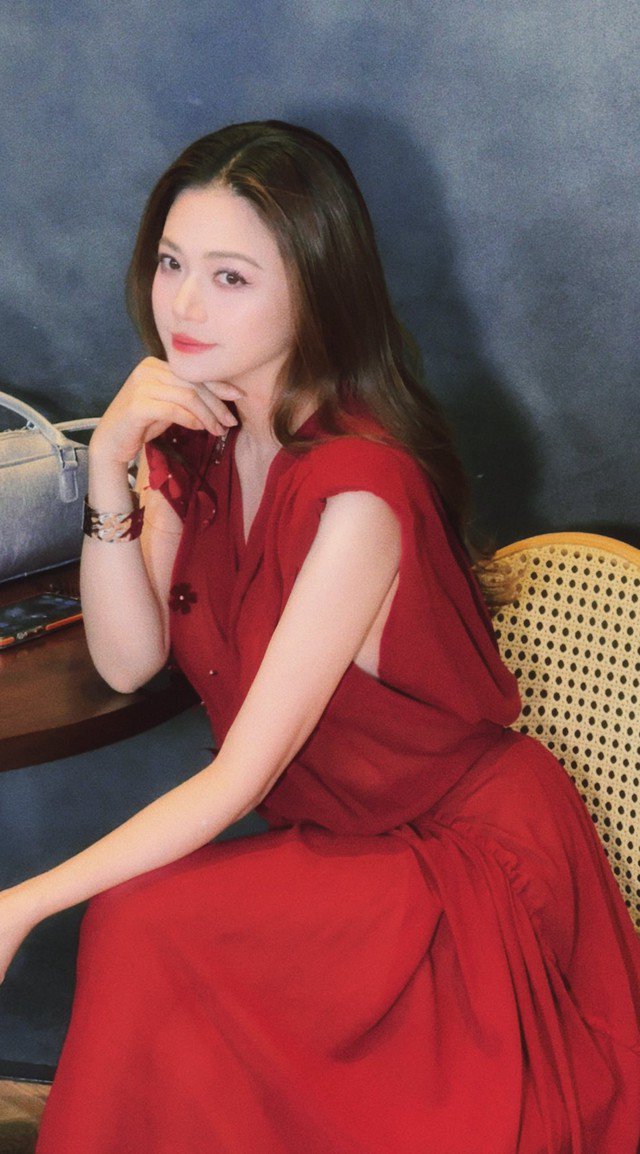 Có được sắc vóc xinh đẹp như vậy, NSƯT Kiều Anh phải siết cân và giữ dáng rất nghiêm khắc bằng việc tập luyện yoga.