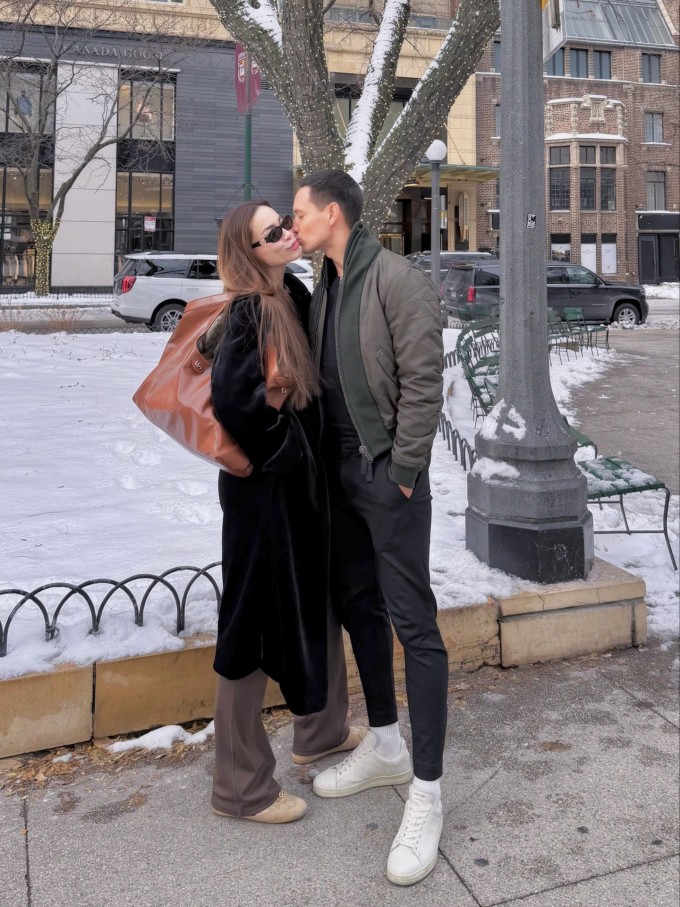 Ngày đầu tiên của tháng 12, vợ chồng Hồ Ngọc Hà dắt nhau đi dạo đường phố Chicago phủ đầy tuyết. Một người bạn ghi lại khoảnh khắc Kim Lý dành cho vợ nụ hôn ngọt ngào. Bức ảnh được ca sĩ chia sẻ trên trang cá nhân, nhiều người bày tỏ ngưỡng mộ trước sự mặn nồng của cặp vợ chồng.