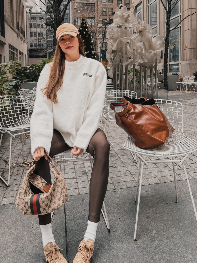 Trước khi đến Chicago, vợ chồng Hồ Ngọc Hà dành thời gian ở New York. Thời tiết không có tuyết rơi nên cô thoải mái diện quần legging phối cùng áo sweater dạo phố.