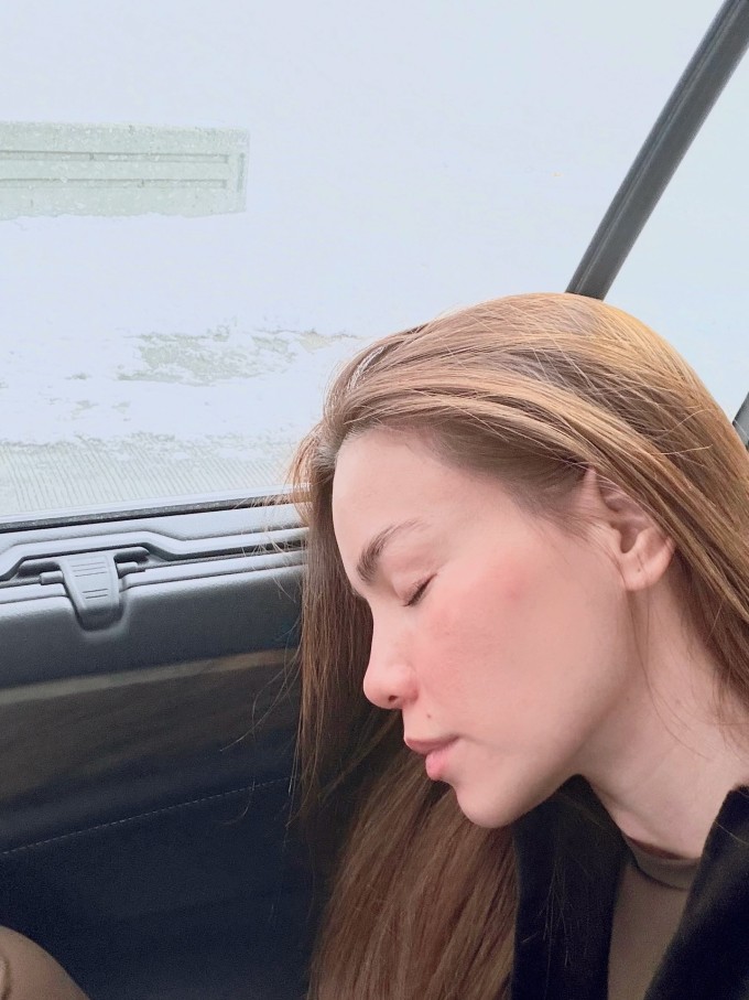 Khoảnh khắc ca sĩ nghỉ ngơi trên xe được ông xã Kim Lý chụp lại.