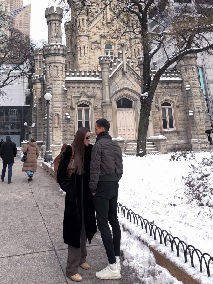 Hồ Ngọc Hà đang có chuyến lưu diễn dài ngày tại Mỹ. Như thường lệ, ông xã Kim Lý đi cùng để cổ vũ tinh thần cũng như hỗ trợ cô khi cần.