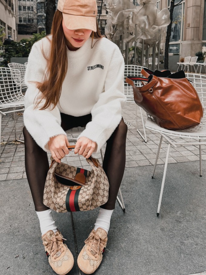 Cô tô điểm vẻ sành điệu bằng giày và túi xách họa tiết đồng điệu của nhà mốt Gucci.