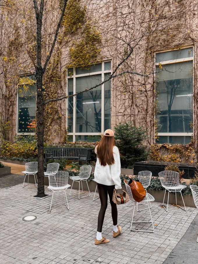 Dù công tác xa, Hồ Ngọc Hà vẫn giữ thói quen ăn uống điều độ và tập thể dục hàng ngày. Thực đơn của cô ưu tiên các món salad, đồ ít dầu mỡ và các loại trái cây ít ngọt, nhiều vitamin.