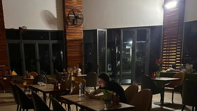 Resort ở phường Dương Đông mất điện trong khi máy phát chỉ đủ cấp điện cho khu vực lễ tân và nhà hàng. Ảnh: Hoàng Linh