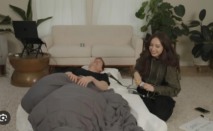 Triệu phú Johnson nằm trên sàn sau thử nghiệm. Ảnh: Metro